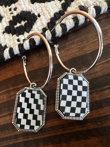 CHECKERED HOOP EARRINGS