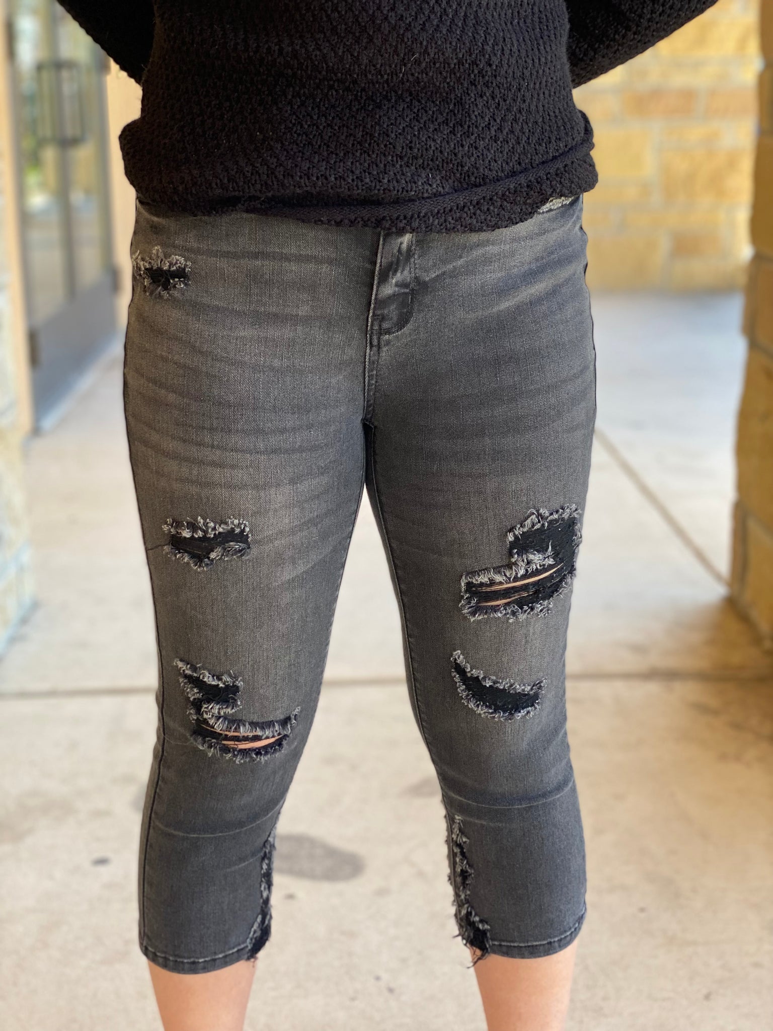 BLACK DISTRESSED CAPRI